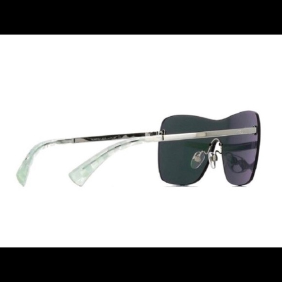 Authentic Chanel mirrored sunglasses perfect cond. w. case. As seen on Karl!